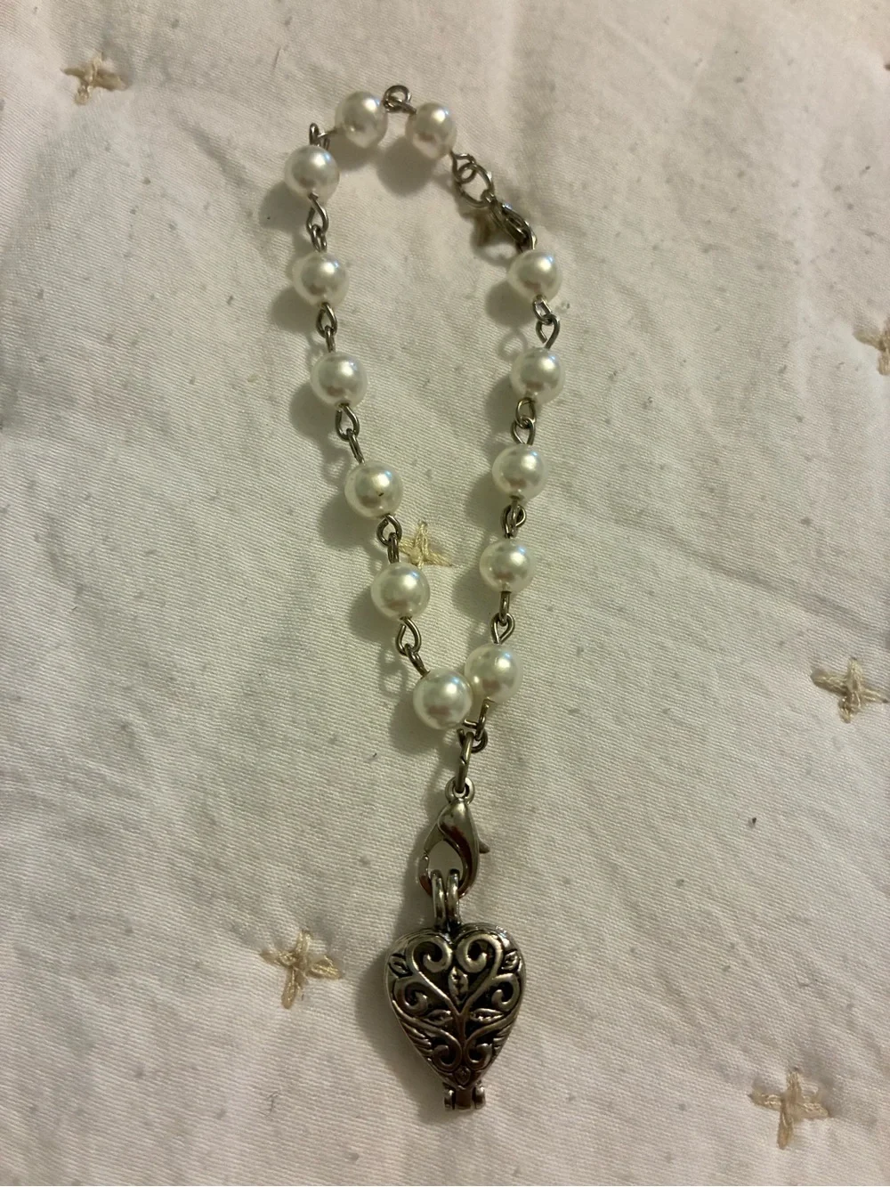 Pearl Beaded bracelet with Filigree Heart Locket - White